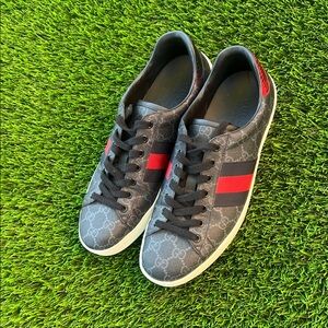 Gucci Men's Sneakers in Gray with Red Stripes